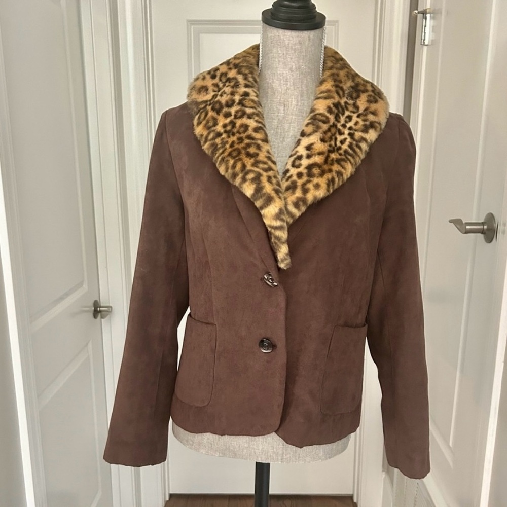 Women’s Brown 🤎 Suede Jacket with animal print detachable collar
